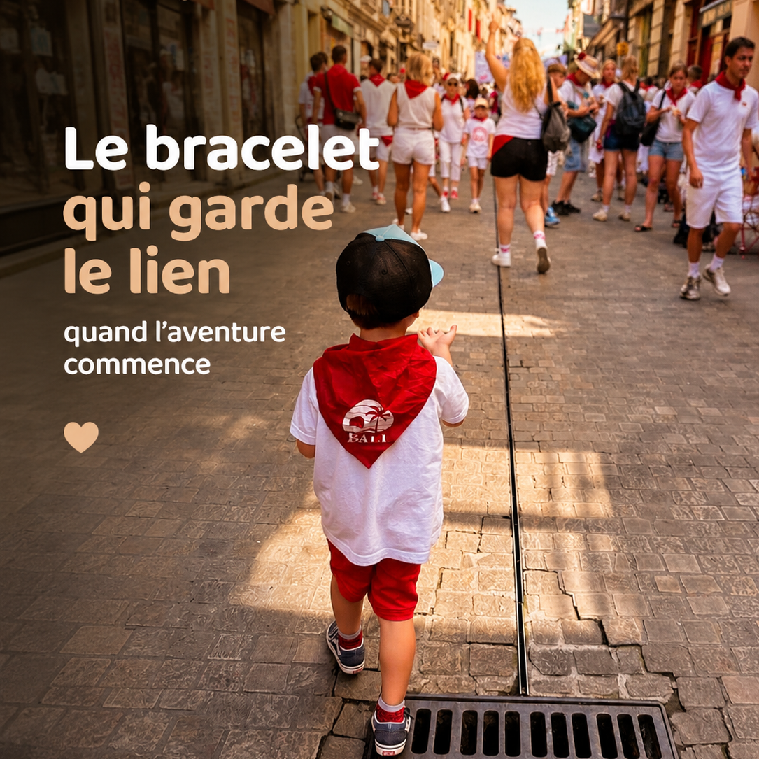 Enfant dans la foule lors d'une sortie, rassuré par son bracelet Bobiin