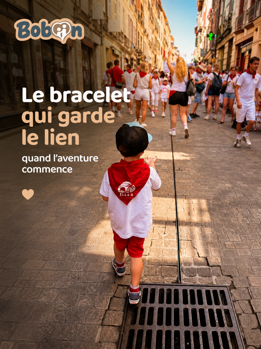Enfant dans la foule lors d'une fête, rassuré par son bracelet Bobiin